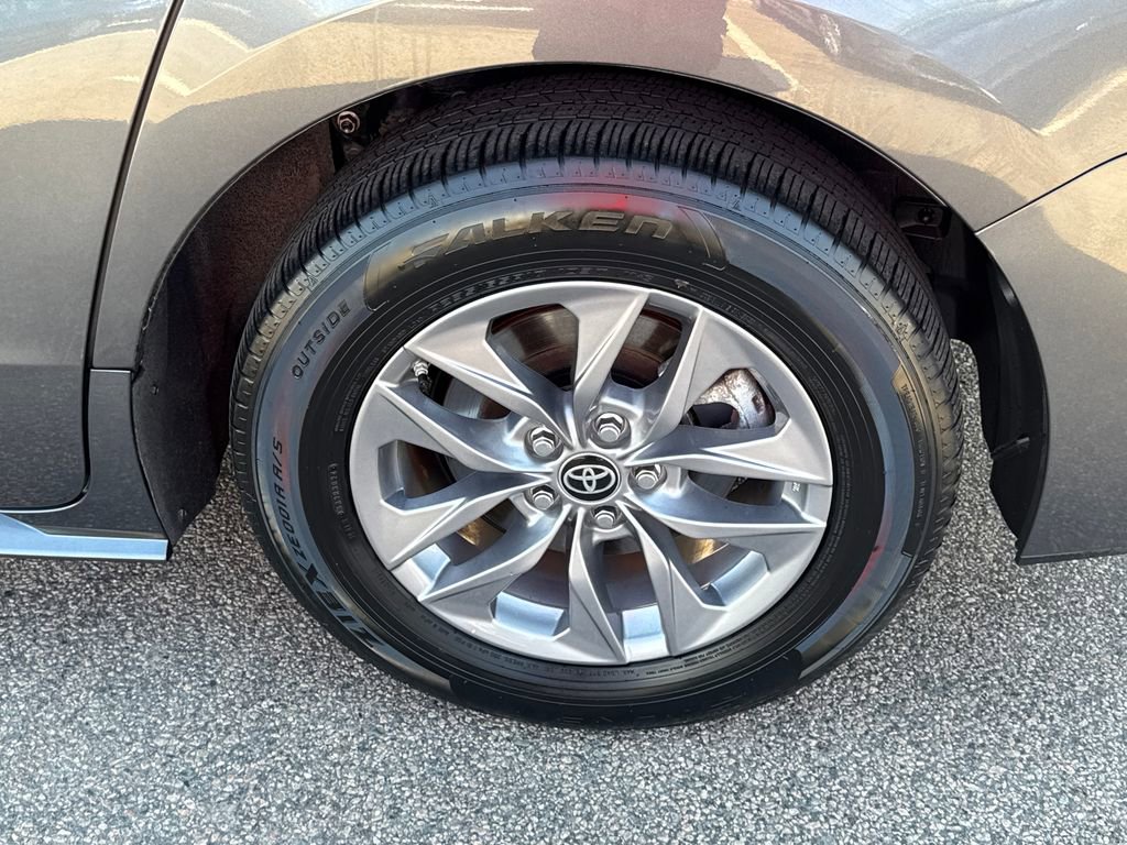 Used 2025 Toyota Sienna LE image 44