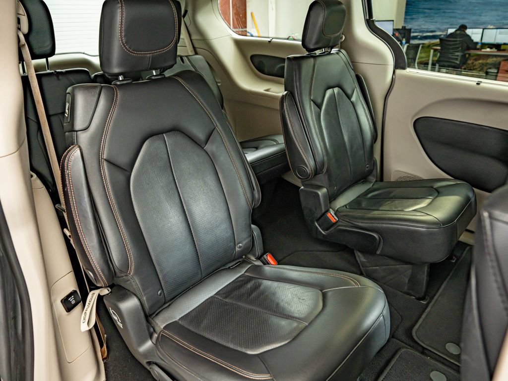 Used 2018 Chrysler Pacifica Touring-L Plus w/ Tire & Wheel Group FWD image 40