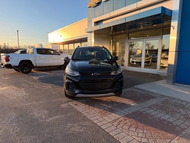 Used 2021 Chevrolet Trax LT w/ Redline Edition image 2