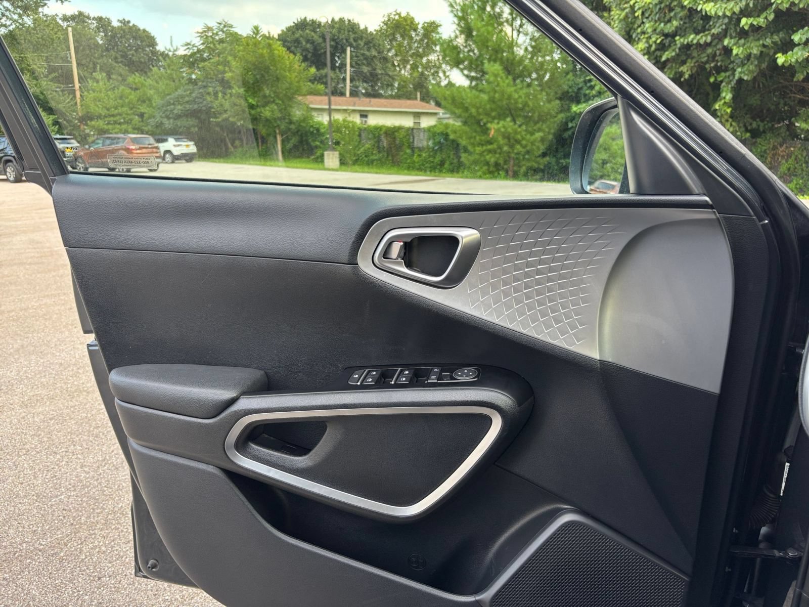 Used 2025 Kia Soul LX w/ LX Technology Package FWD image 18