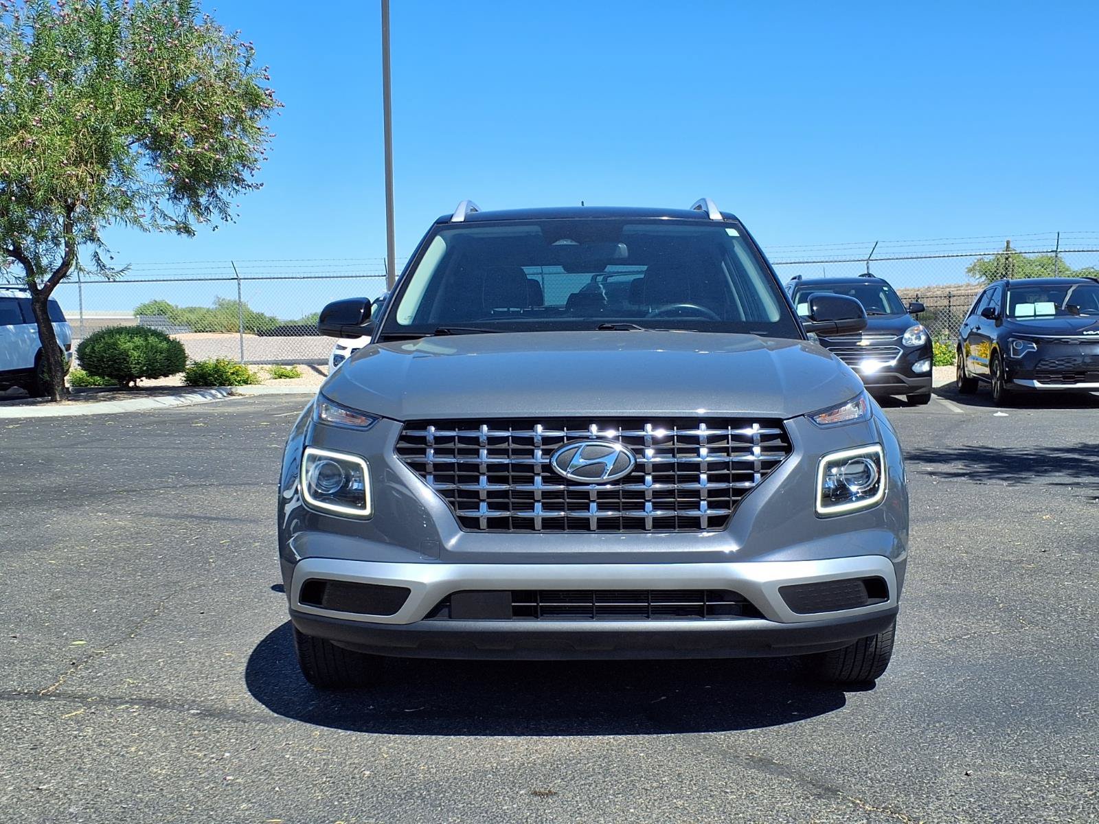 Used 2023 Hyundai Venue Limited w/ Cargo Package FWD image 2