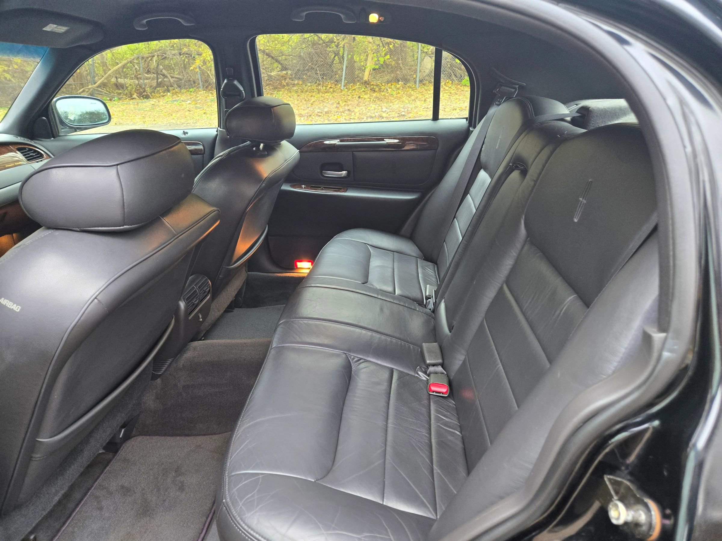 Used 2000 Lincoln Town Car Executive RWD image 19