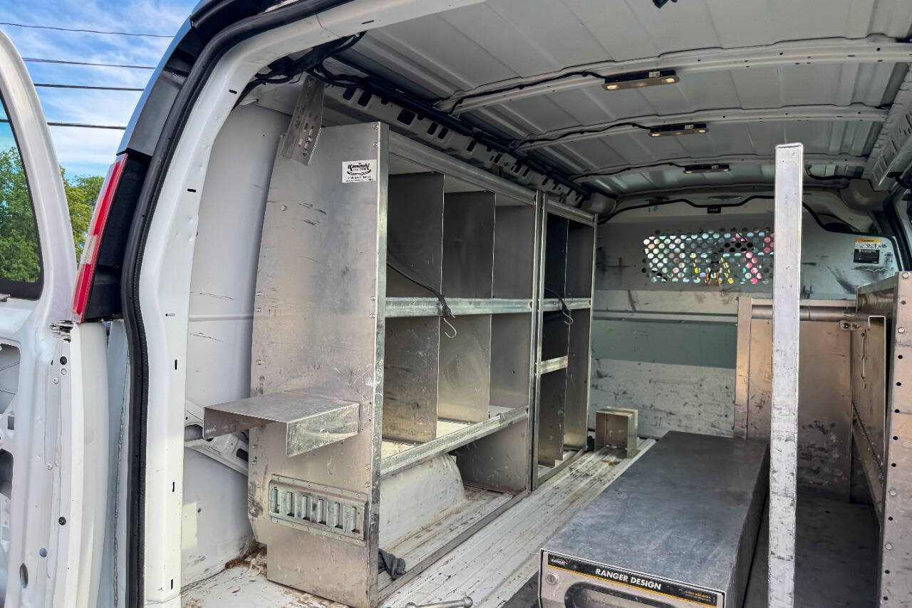 Used 2018 Chevrolet Express 2500 w/ Driver Convenience Package RWD image 20