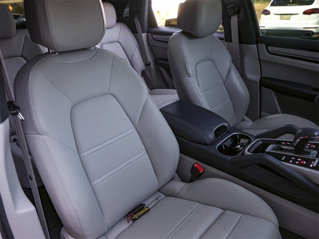Certified 2023 Porsche Cayenne Platinum Edition image 39