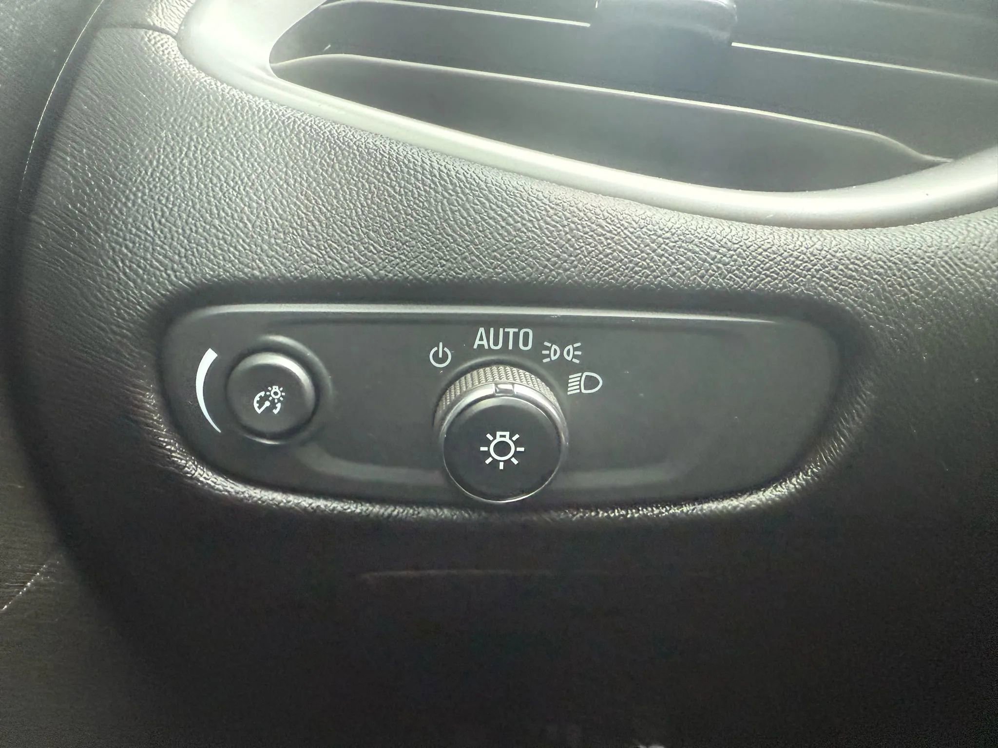 Used 2022 Chevrolet Malibu LT image 16