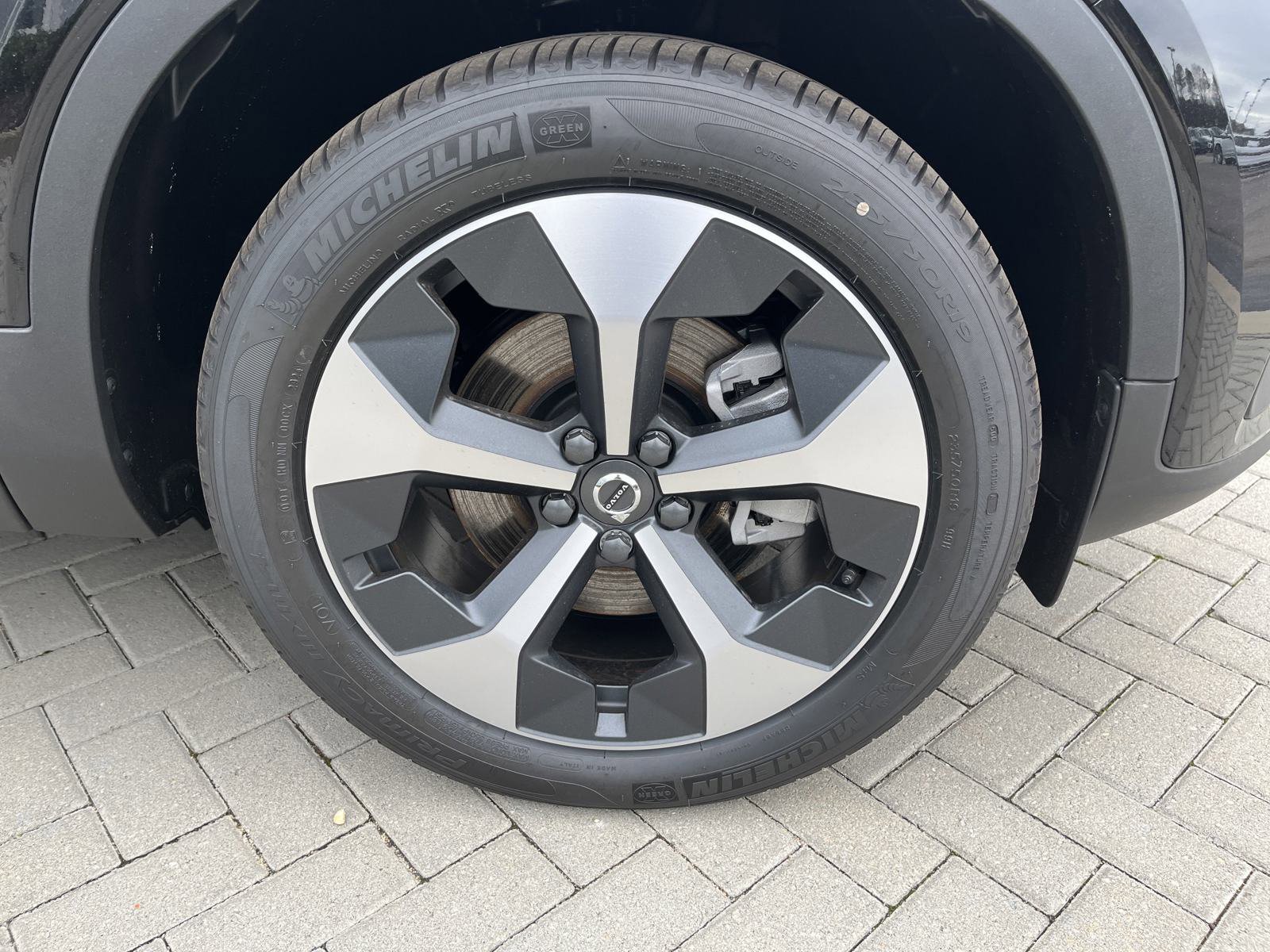 New 2025 Volvo XC40 B5 Core w/ Protection Package Premier image 26