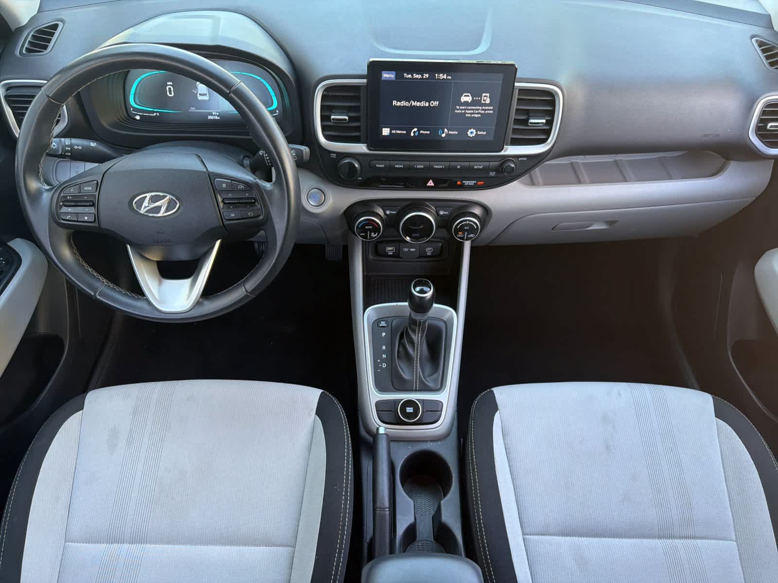 Used 2025 Hyundai Venue SEL FWD image 3