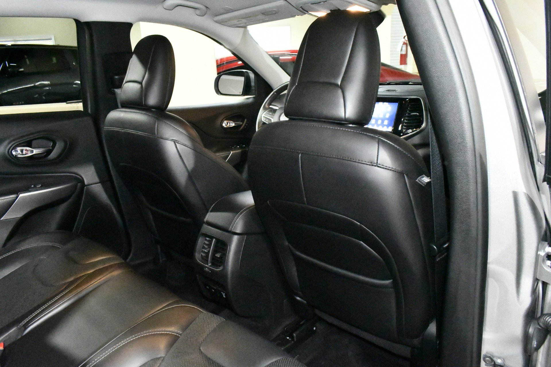 Used 2019 Jeep Cherokee Limited image 16