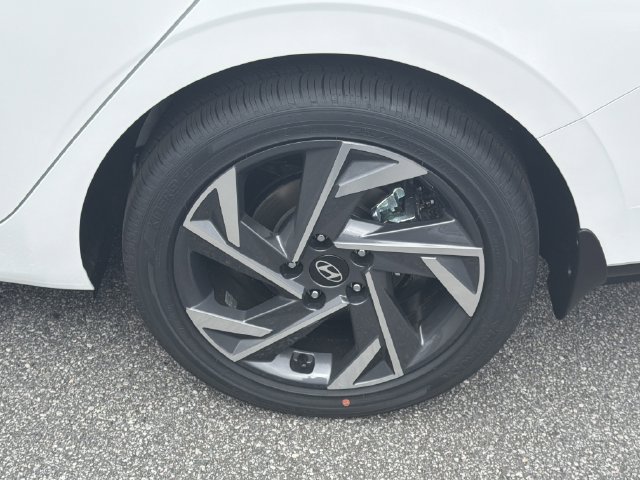 New 2026 Hyundai Elantra Limited FWD image 21