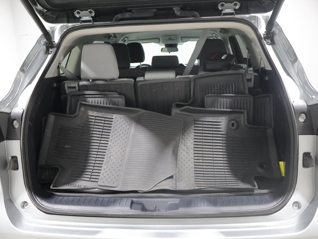 Used 2024 Toyota Highlander LE AWD/4WD image 4