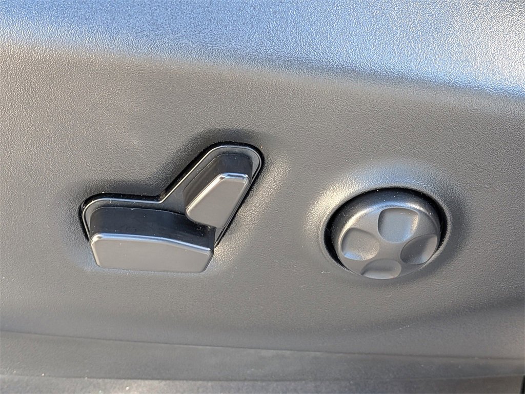 Used 2024 Chrysler Pacifica Touring-L image 21