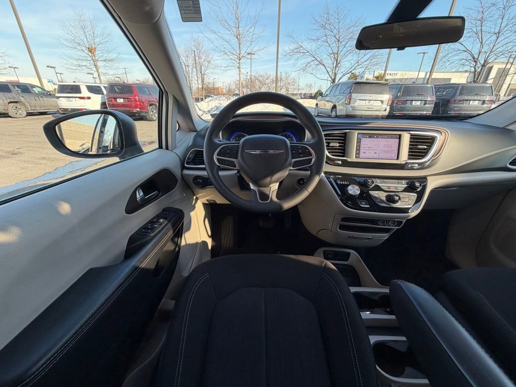 Used 2022 Chrysler Voyager LX image 20