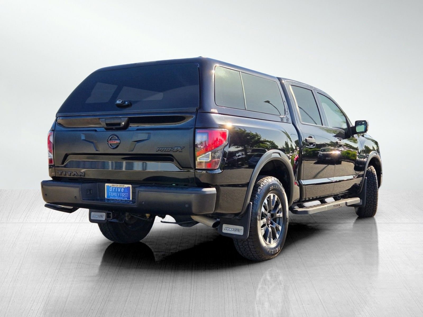Used 2021 Nissan Titan PRO-4X w/ Pro-4x Convenience Package AWD/4WD image 4