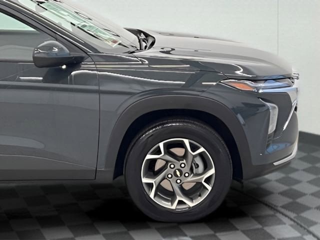 Used 2025 Chevrolet Trax LT FWD image 8