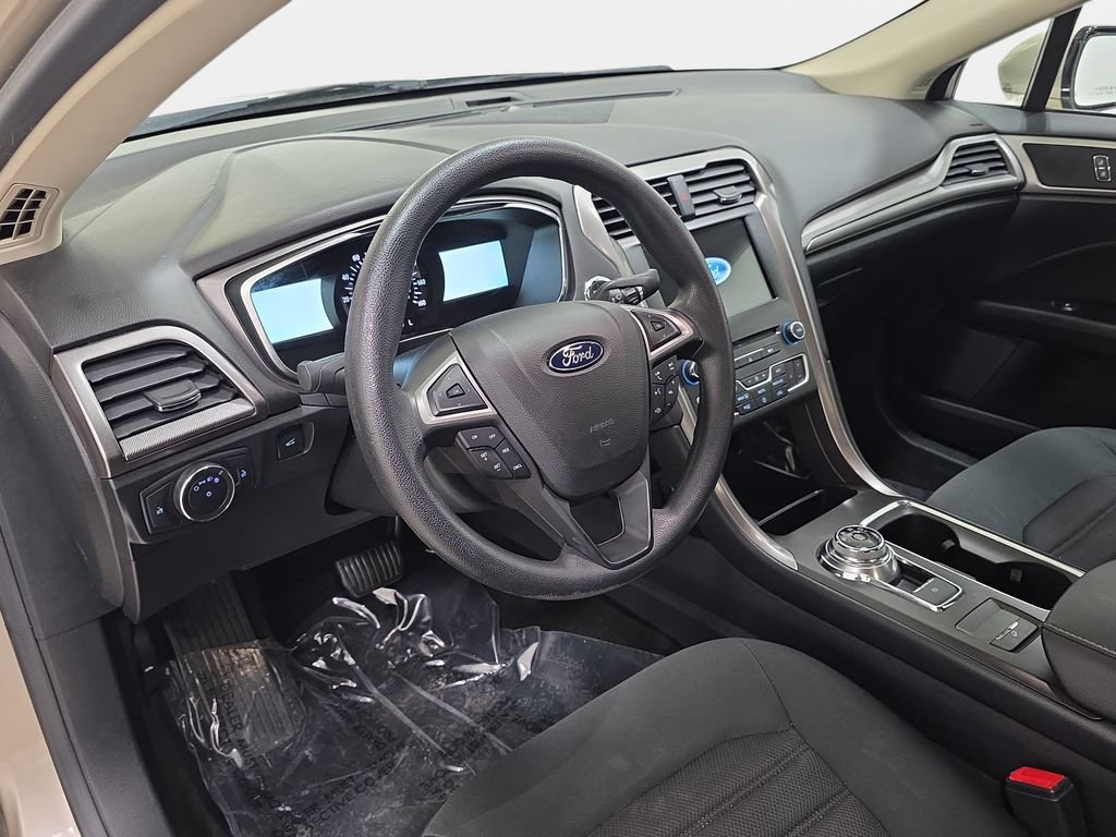 Used 2017 Ford Fusion SE w/ Fusion SE Technology Package FWD image 16