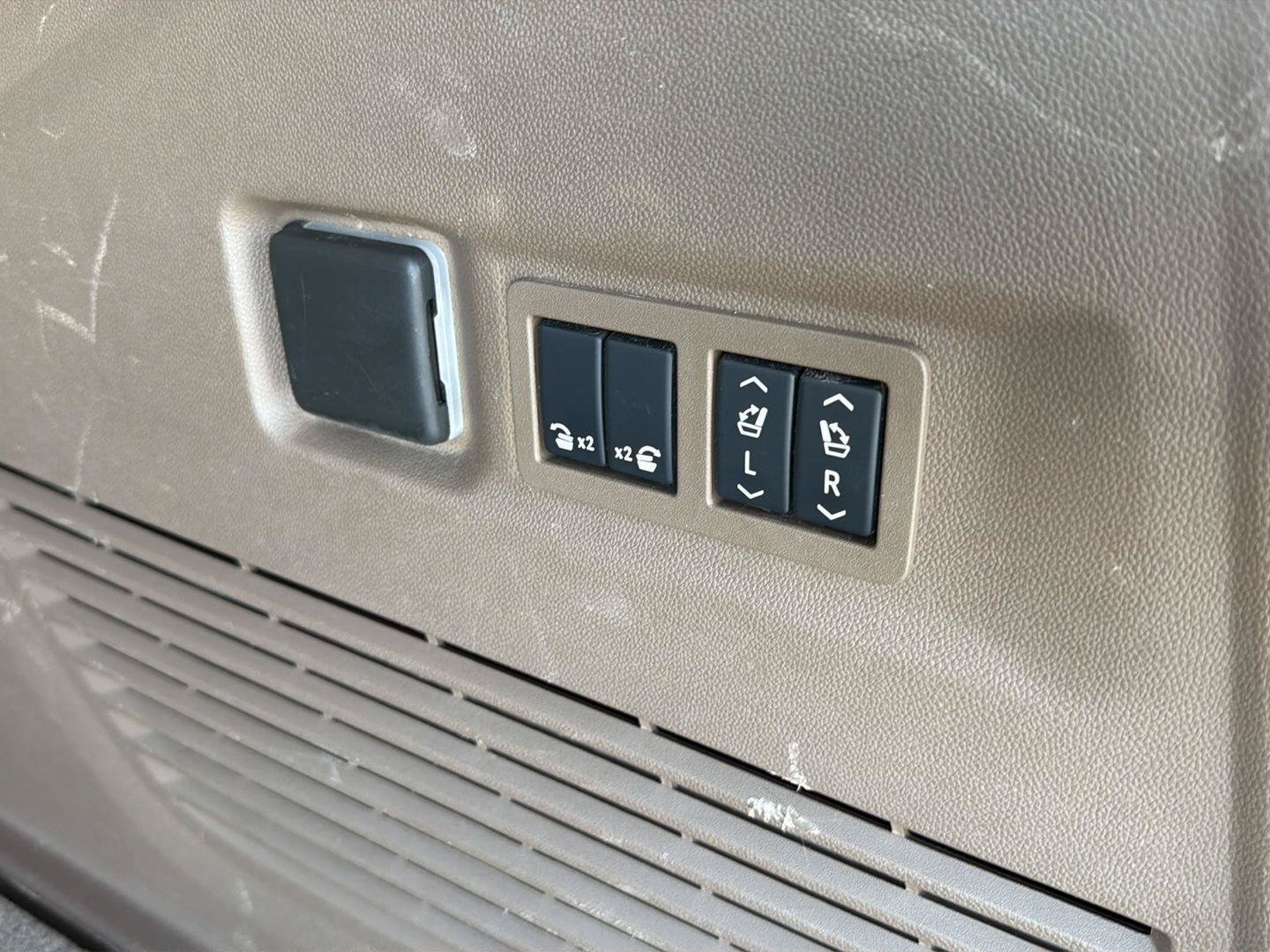Used 2024 GMC Yukon XL Denali RWD image 39