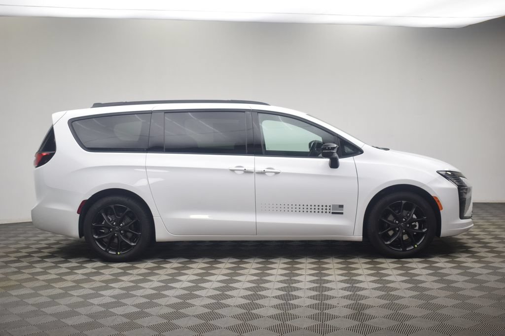 New 2027 Chrysler Pacifica Select FWD image 3