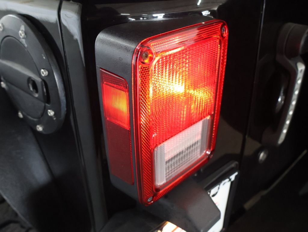 Used 2018 Jeep Wrangler Unlimited Rubicon w/ Connectivity Group image 32