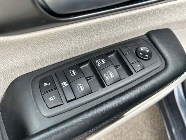 Used 2021 Chrysler Pacifica Touring-L FWD image 11