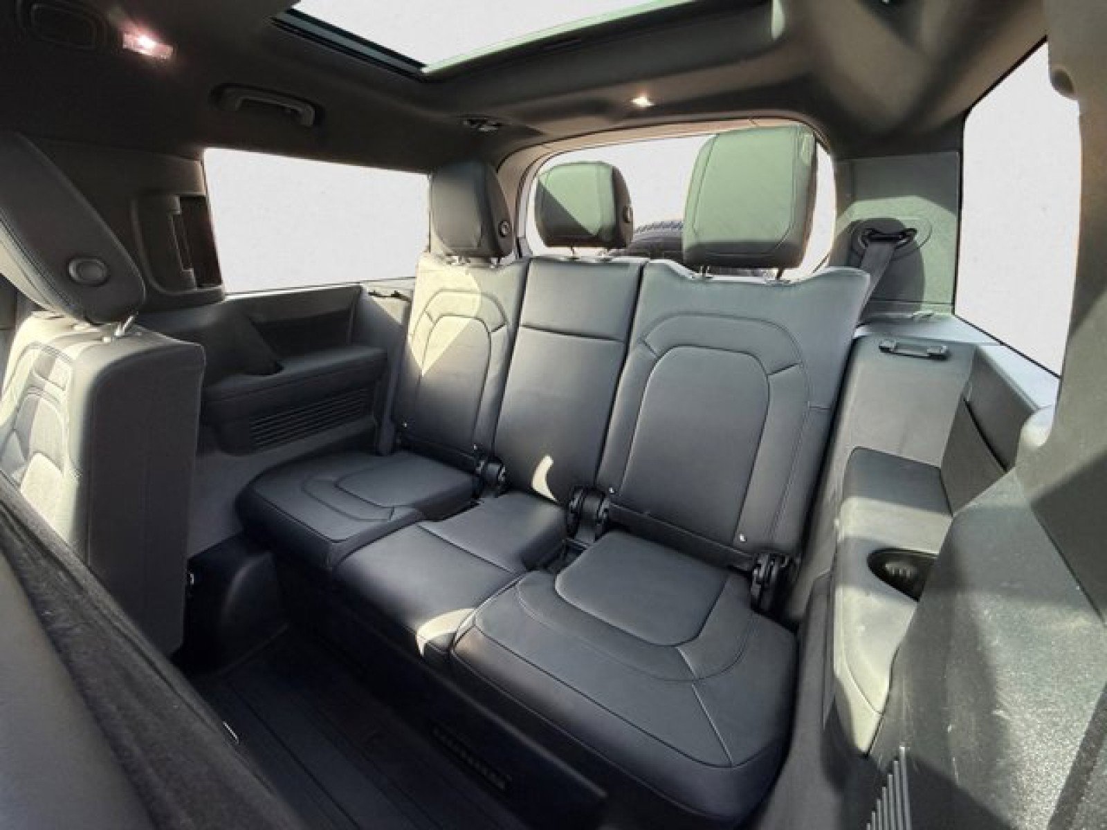 Used 2024 Land Rover Defender 130 S image 19