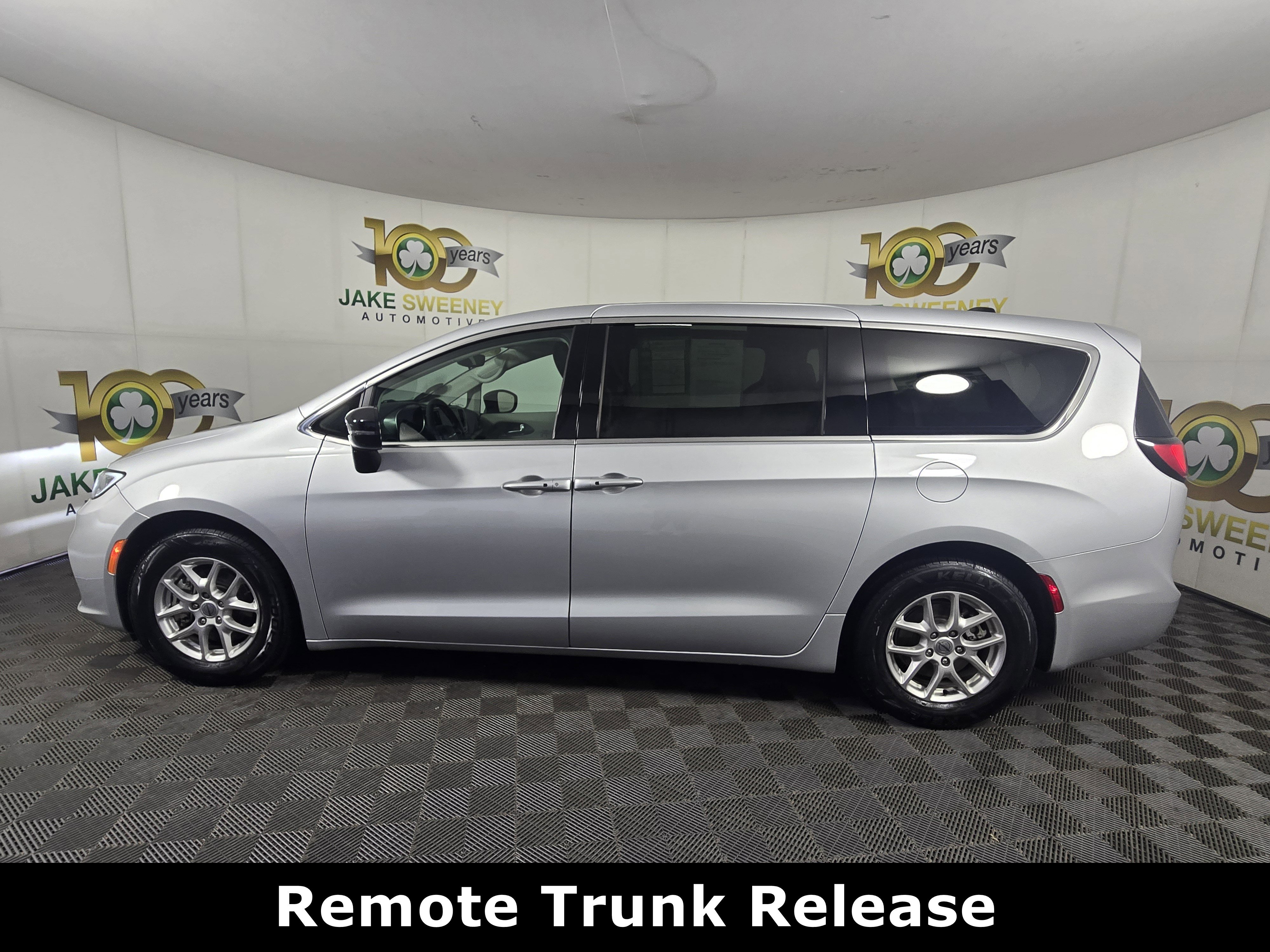 Used 2024 Chrysler Pacifica Touring-L image 4