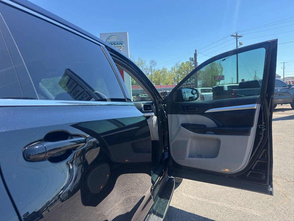 Used 2018 Toyota Highlander Plus FWD image 21
