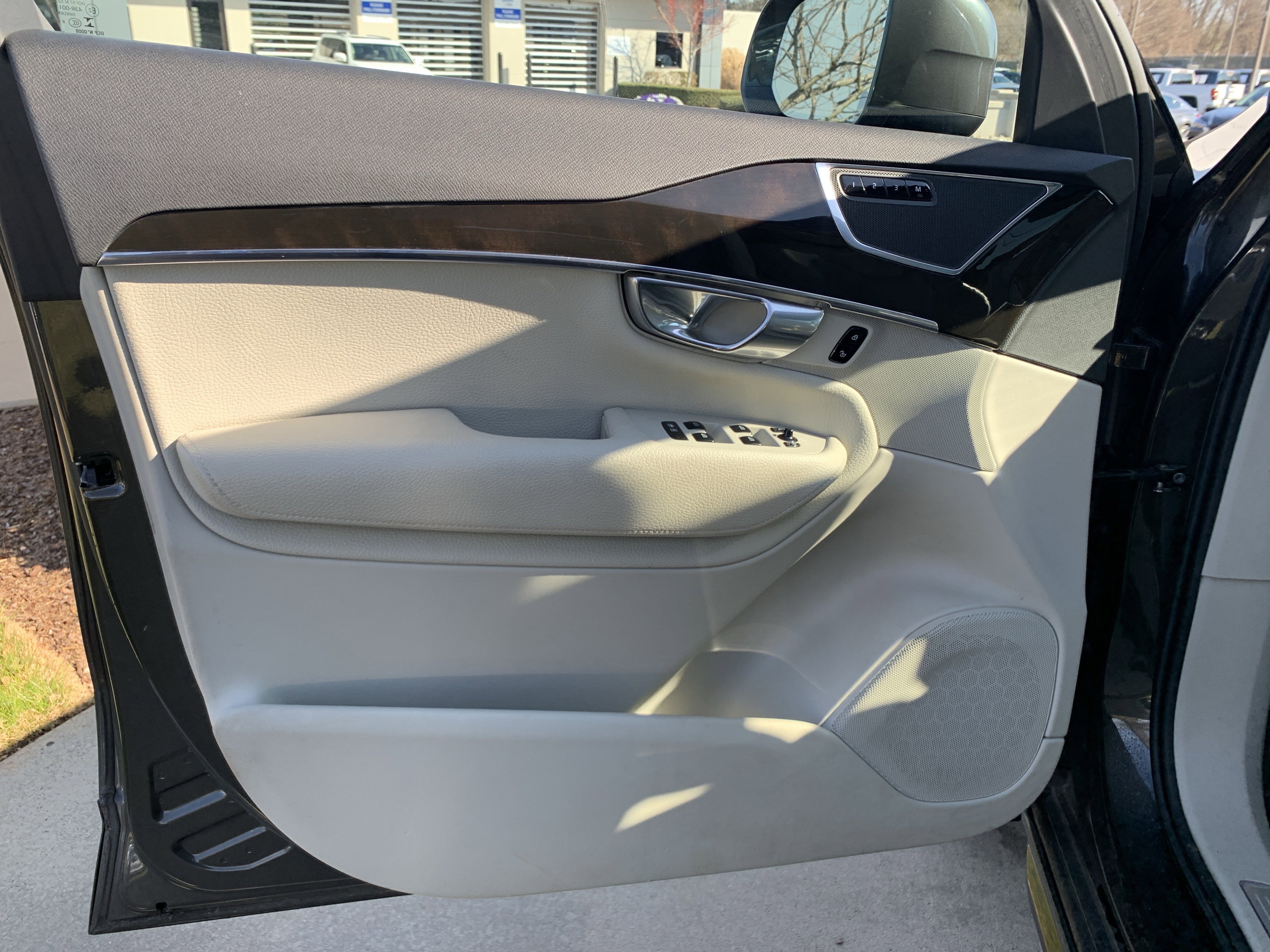 Used 2018 Volvo XC90 T6 Momentum w/ Momentum Plus Package image 14