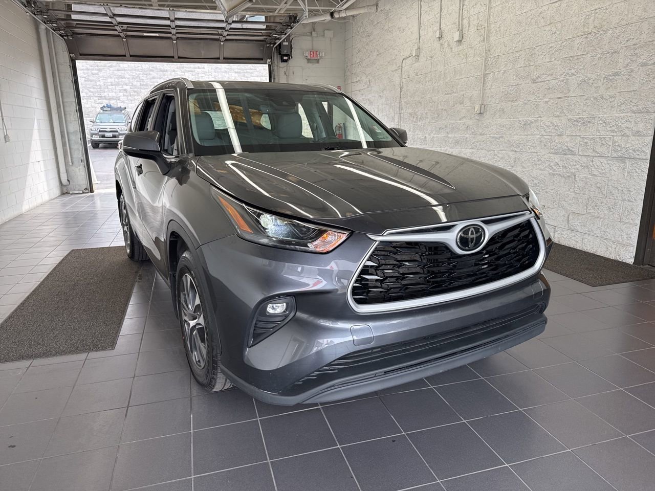 Used 2023 Toyota Highlander XLE image 2