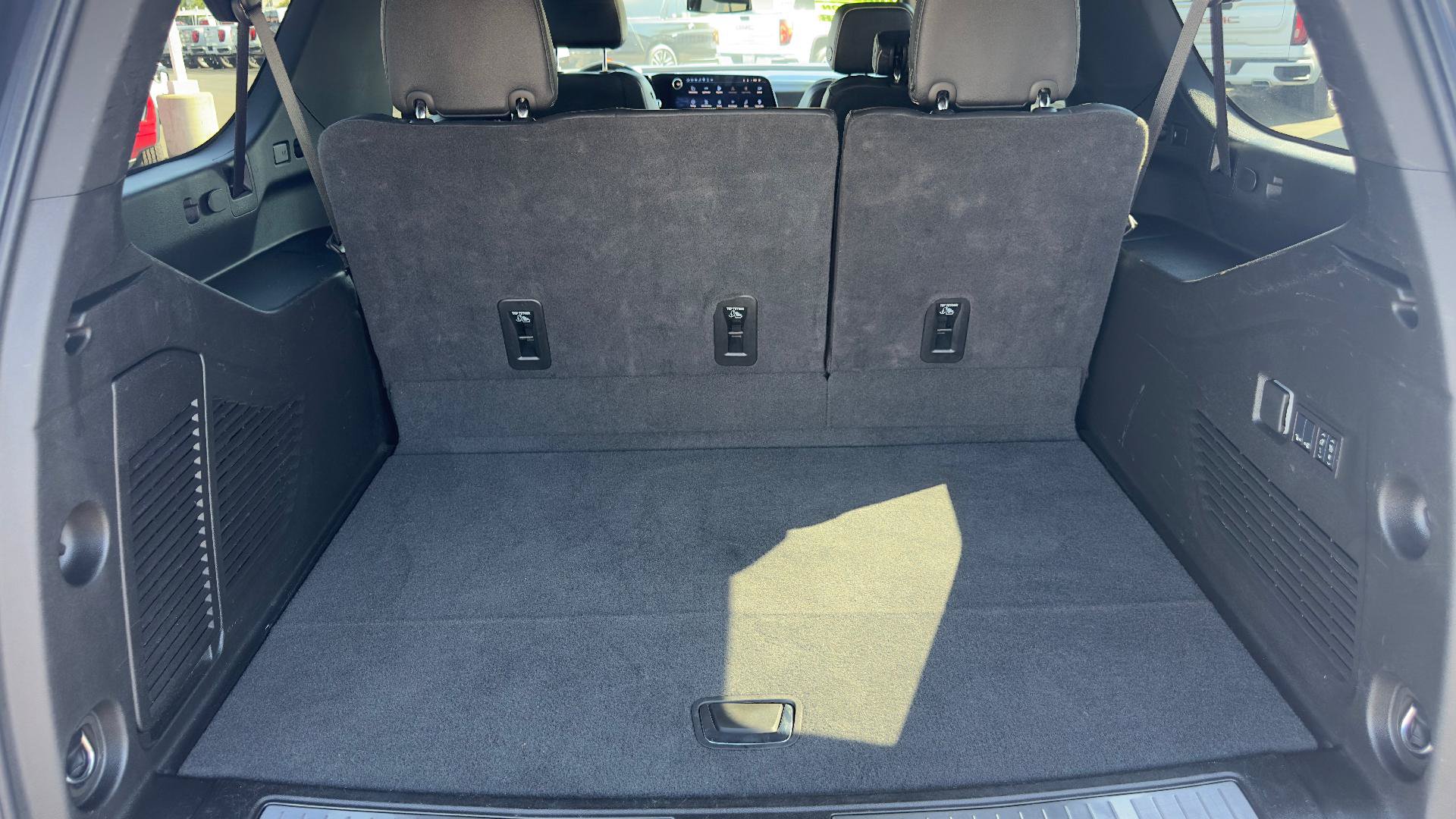 Used 2025 Chevrolet Suburban Premier AWD/4WD image 6
