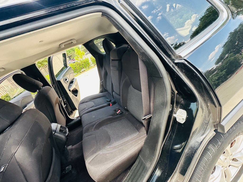 Used 2019 Jeep Cherokee Latitude w/ Popular Appearance Group FWD image 17