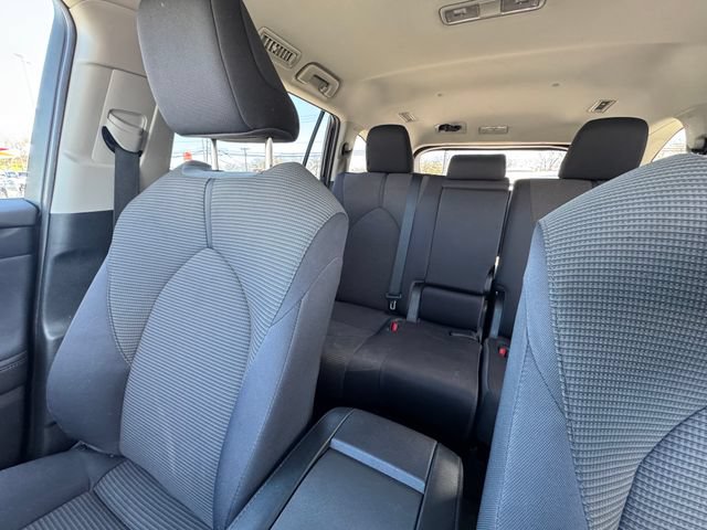 Used 2022 Toyota Highlander LE AWD/4WD image 27