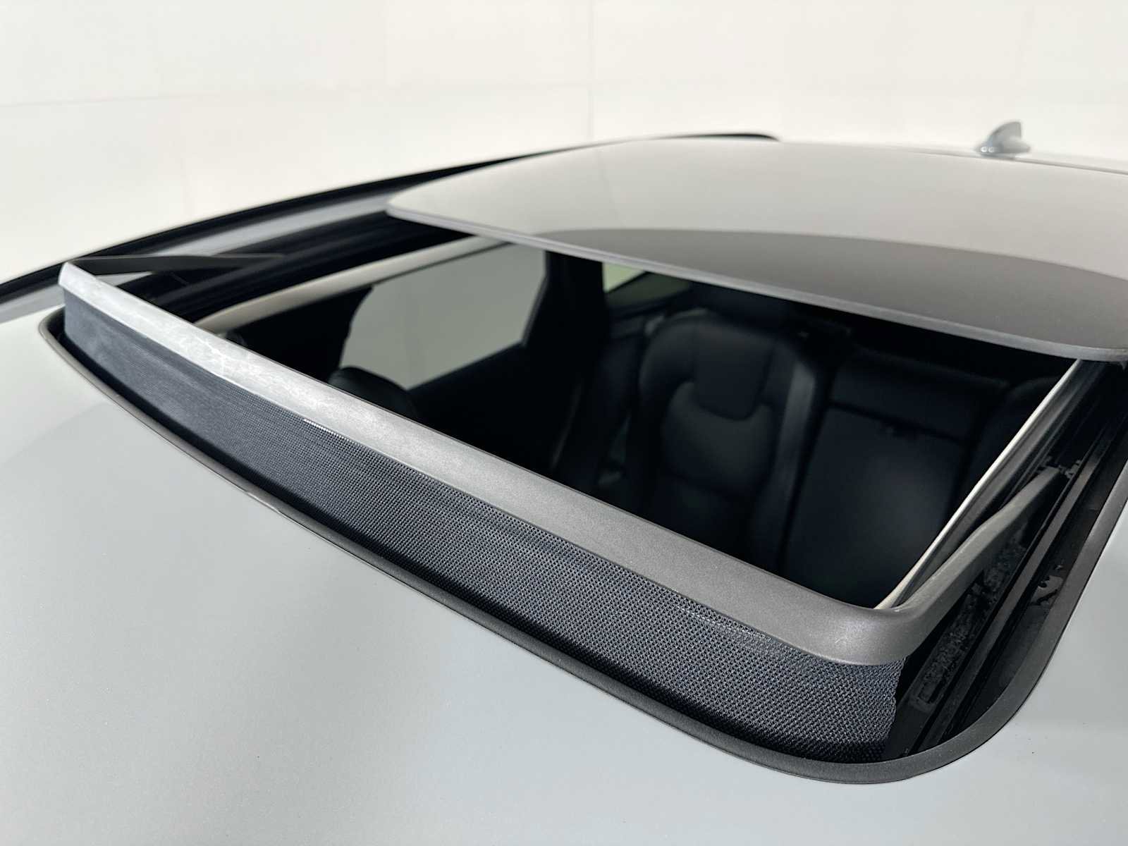 Used 2025 Volvo XC60 T8 Plus w/ Protection Package Premier image 20