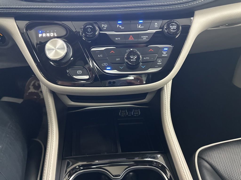 Used 2022 Chrysler Pacifica Limited image 41