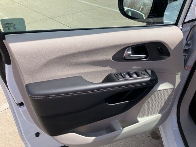 Used 2024 Chrysler Pacifica Touring-L FWD image 10