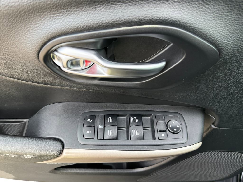 Used 2018 Jeep Cherokee Limited w/ Technology Group image 11