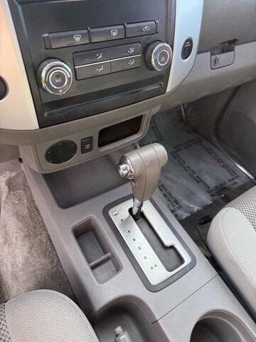 Used 2010 Nissan Frontier SE image 15