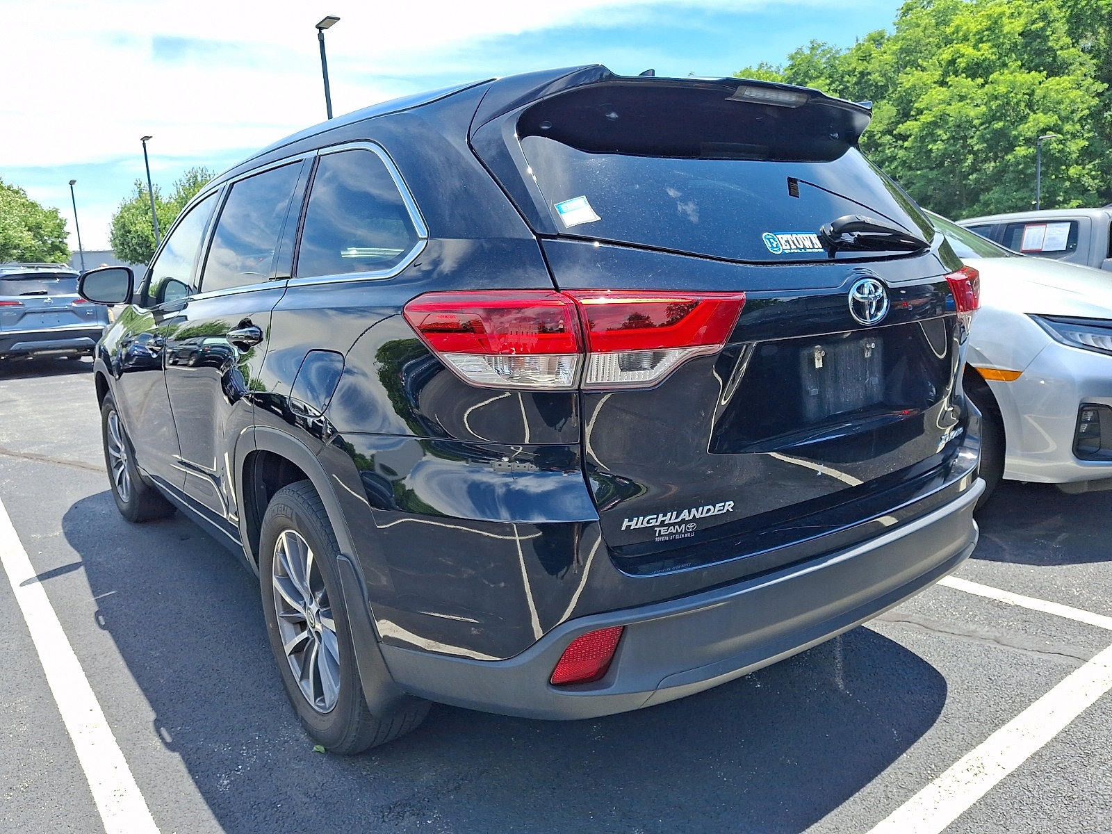 Used 2017 Toyota Highlander XLE AWD/4WD image 3