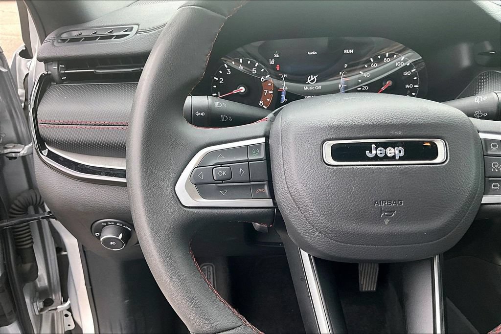 Used 2025 Jeep Compass Trailhawk AWD/4WD image 18