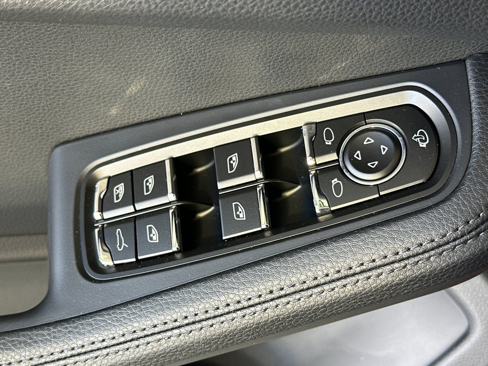 Certified 2026 Porsche Macan AWD/4WD image 13