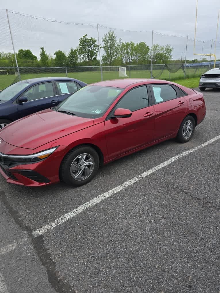 Used 2025 Hyundai Elantra SE FWD image 2