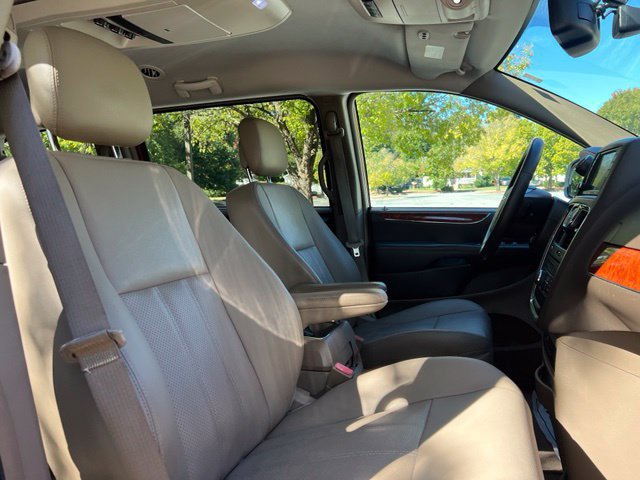 Used 2015 Chrysler Town & Country Touring-L w/ Driver Convenience Group FWD image 22
