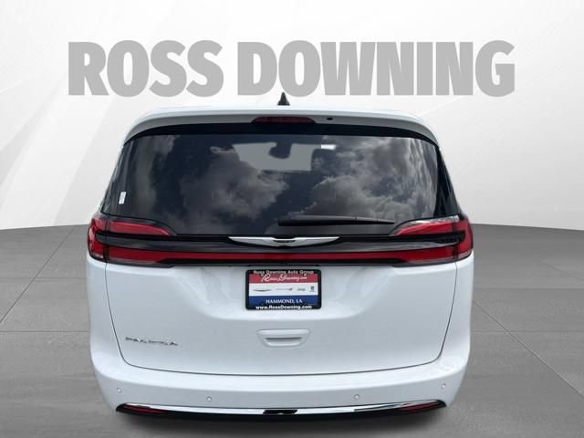 Used 2025 Chrysler Pacifica Select FWD image 5