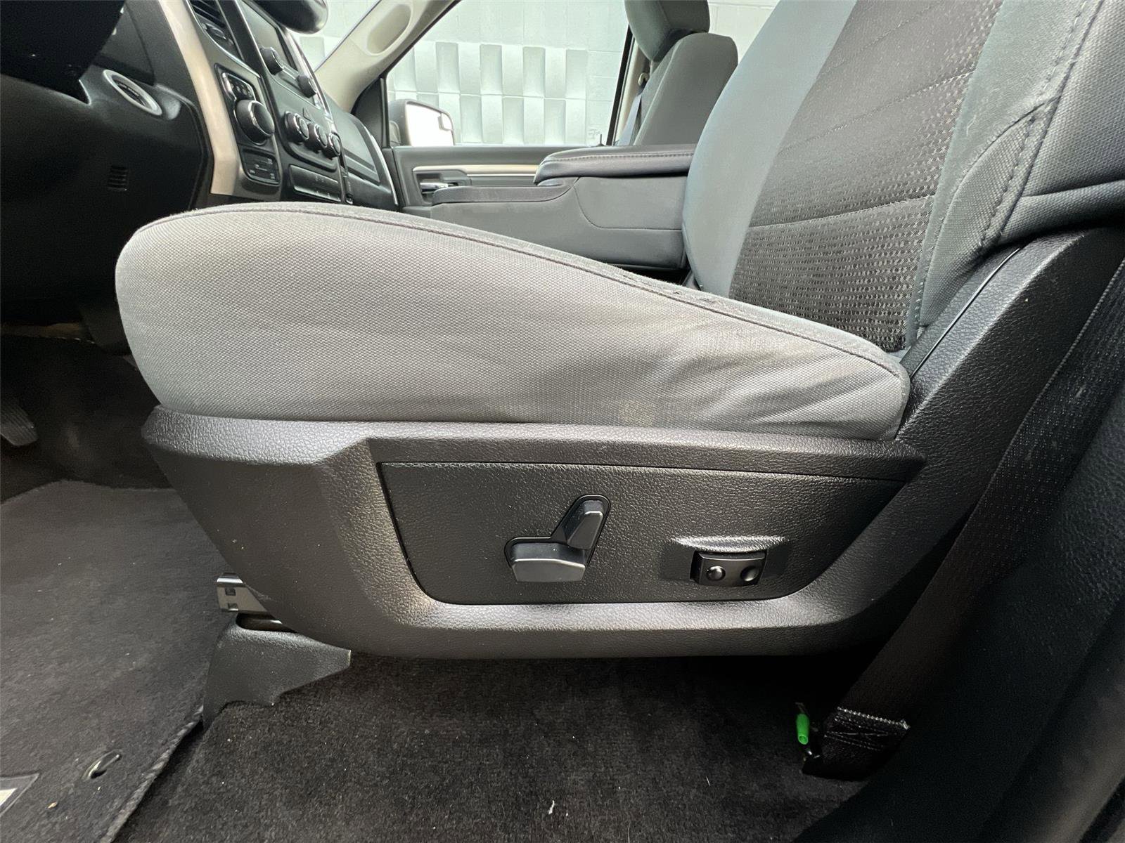 Used 2017 RAM 1500 Classic SLT w/ Luxury Group image 11