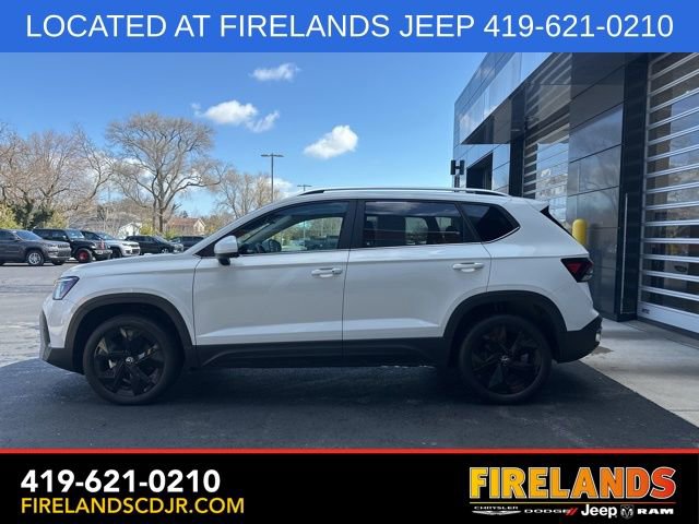 Used 2025 Volkswagen Taos SE image 4