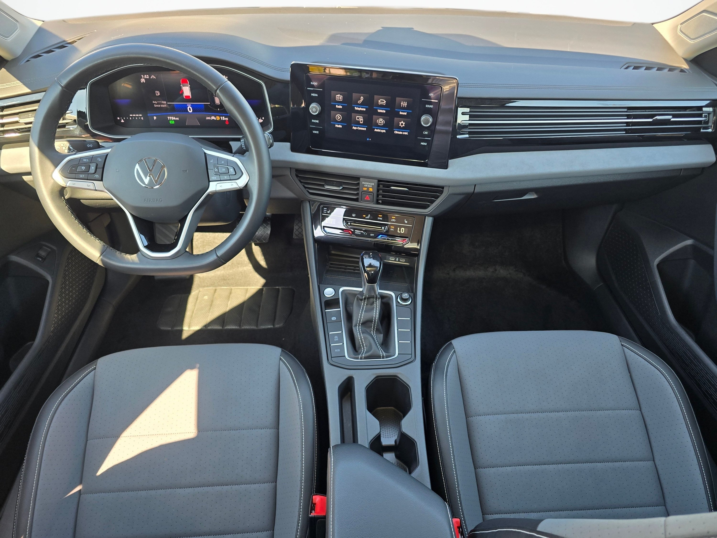 Used 2025 Volkswagen Jetta SE w/ Sunroof Package FWD image 17