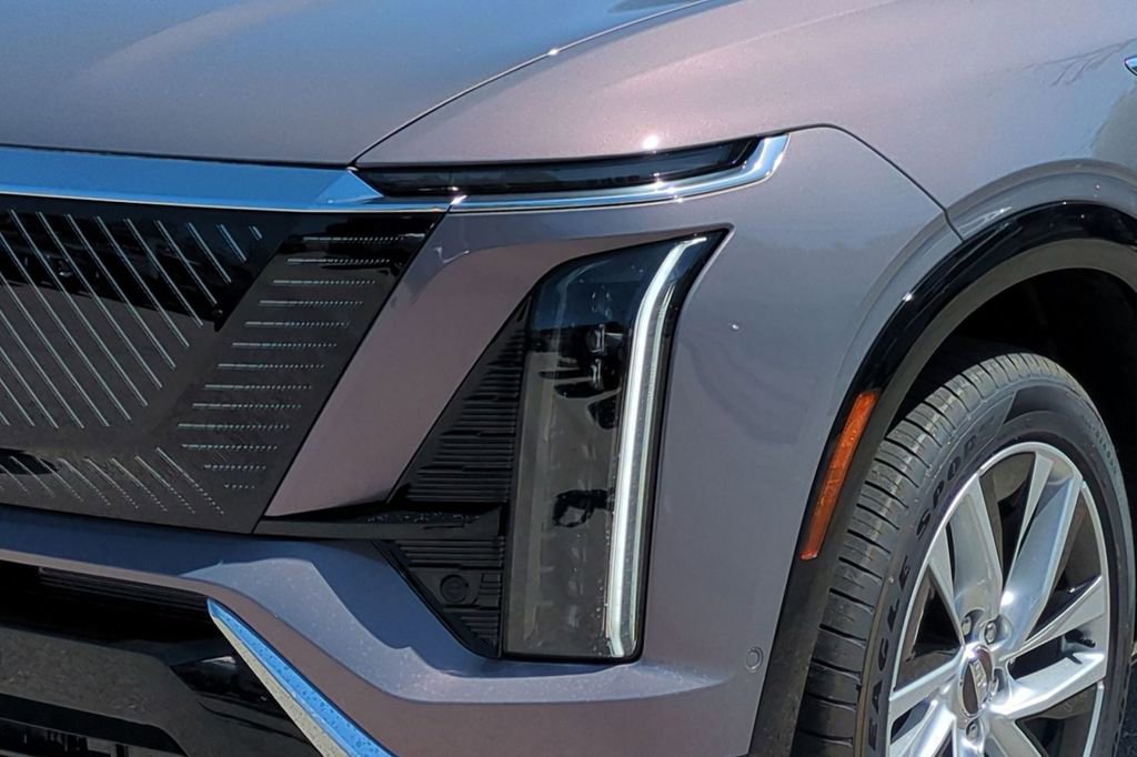 New 2026 Cadillac Vistiq Luxury w/ LPO, Floor Liner Package AWD/4WD image 17