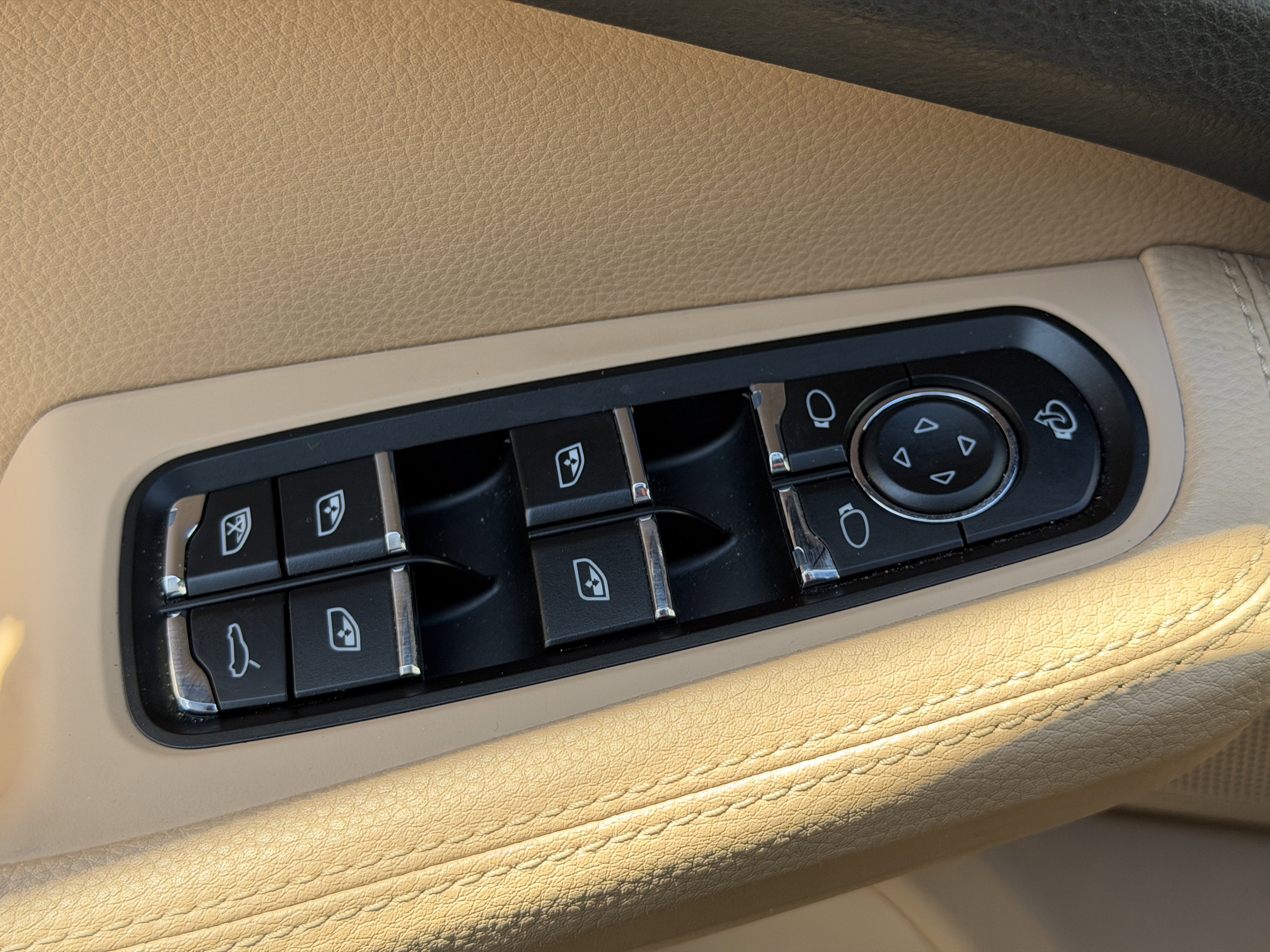 Certified 2022 Porsche Macan image 25