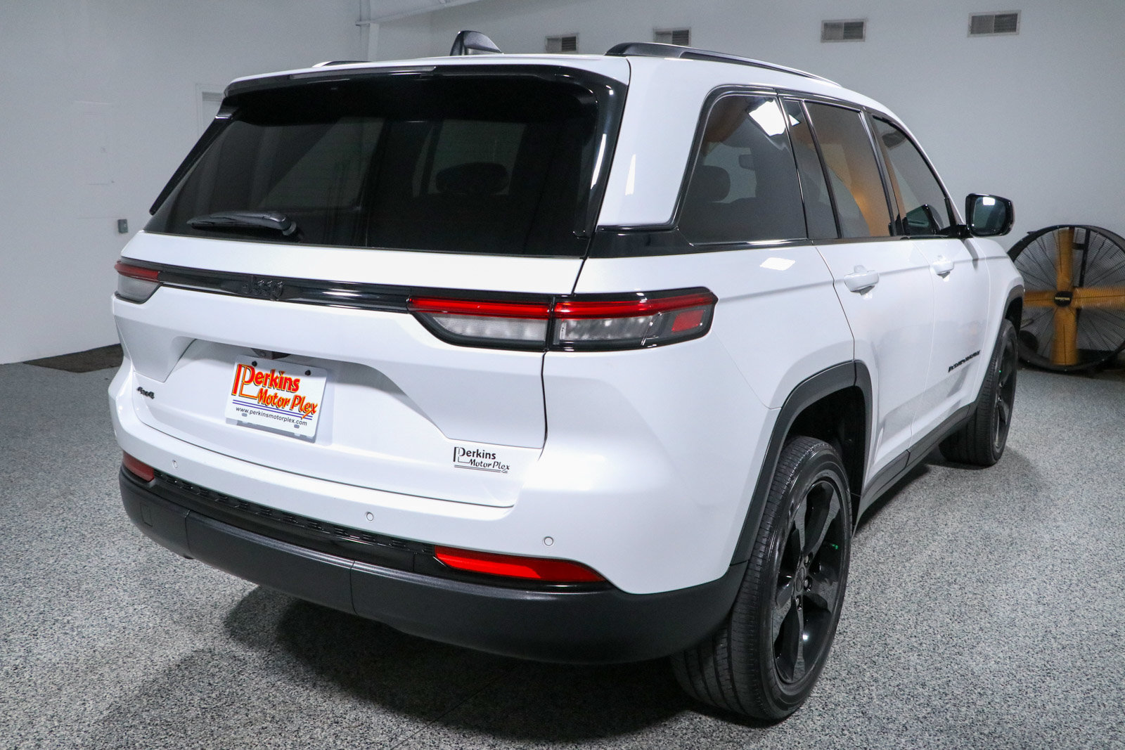Used 2023 Jeep Grand Cherokee Altitude AWD/4WD image 7