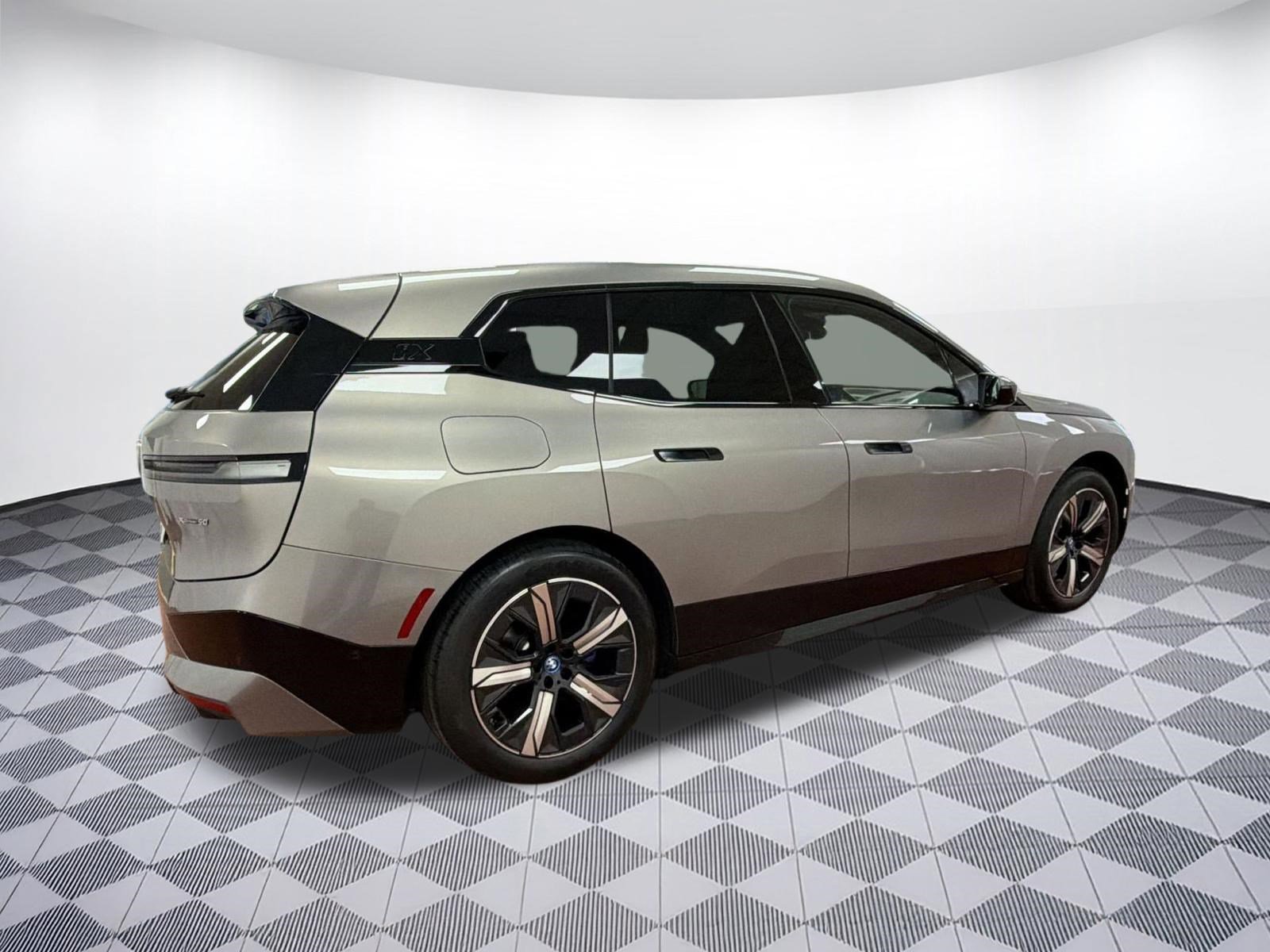 Used 2023 BMW iX xDrive50 w/ Premium Package image 8