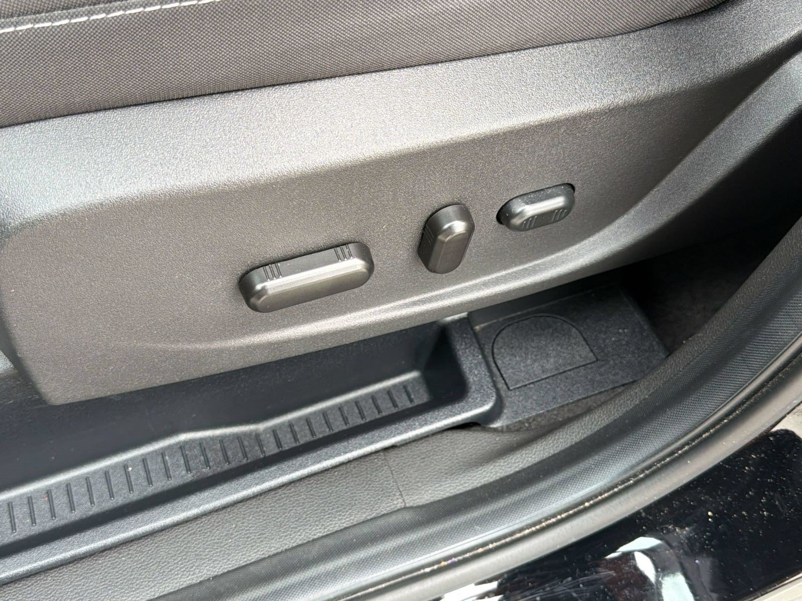 Used 2017 Ford Escape SE w/ Equipment Group 201A FWD image 14